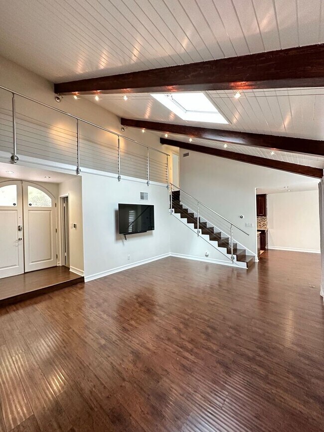 Foto del edificio - Sherman Oaks- 2 Bed 3 Bath Townhome - Atta...