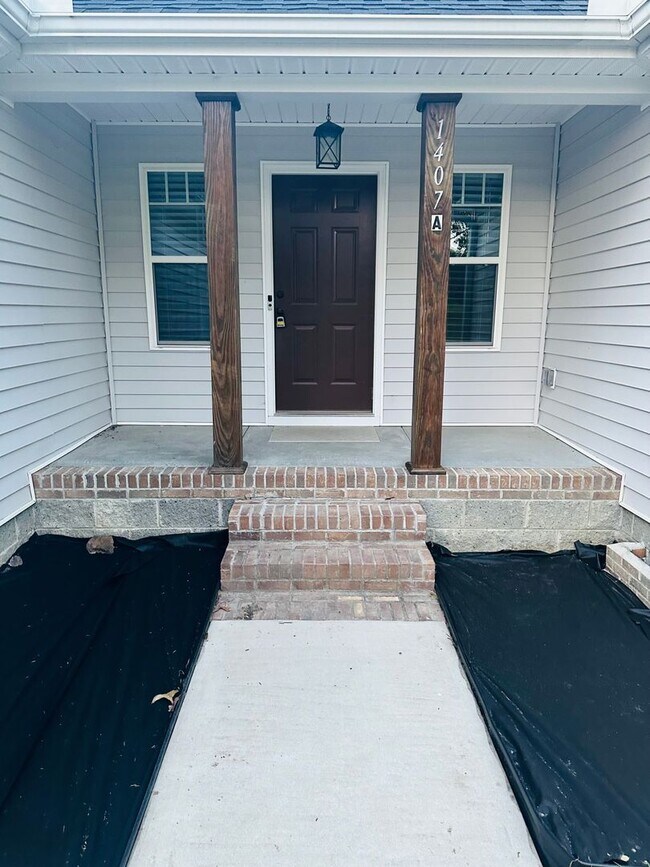 Building Photo - Stunning 4 Bedroom, 2 Bathroom Home - Tupe...