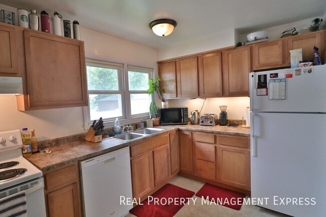 Building Photo - Spacious 1 bedroom 1 bathroom in a great n...
