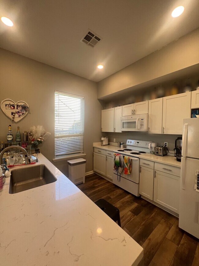 Photo - 5bd/3ba Adorable Home Available for Next S...