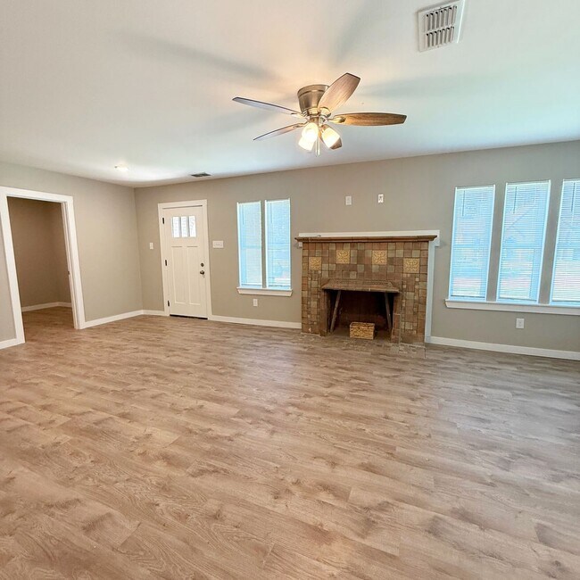 Foto del edificio - Pre-leasing for August! - 5 Bedroom 5 Bath Home Two Story Home!