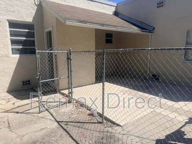 Building Photo - 504 El Prado