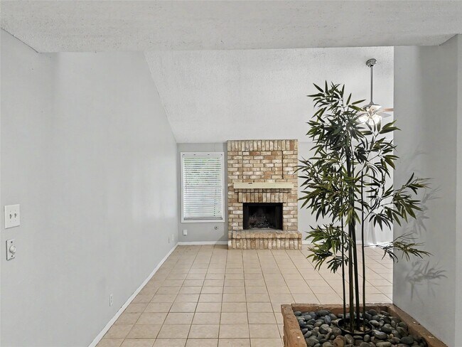 Foto del edificio - 7410 Songwind Ln