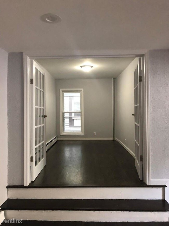 Building Photo - 3 br, 1 bath Apartment - 34 W 16th St