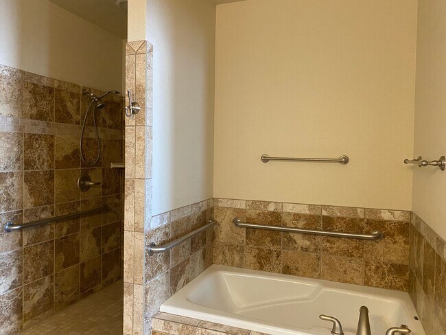 Building Photo - PET FRIENDLY 3 BEDROOM, 2 BATHROOM, SINGLE...