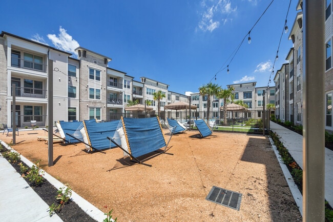 Outdoor Lounge - Dakota at Deer Park