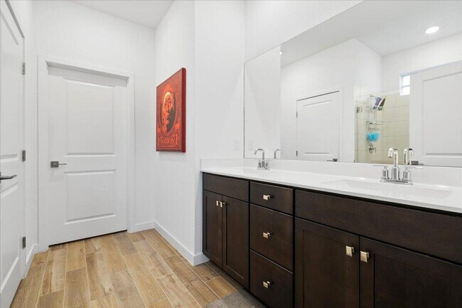 Foto del edificio - 18502 Claybrook St