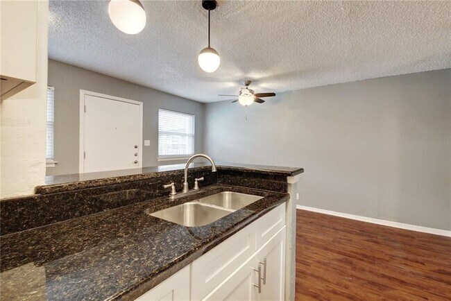 Foto del edificio - 2401 Manor Rd