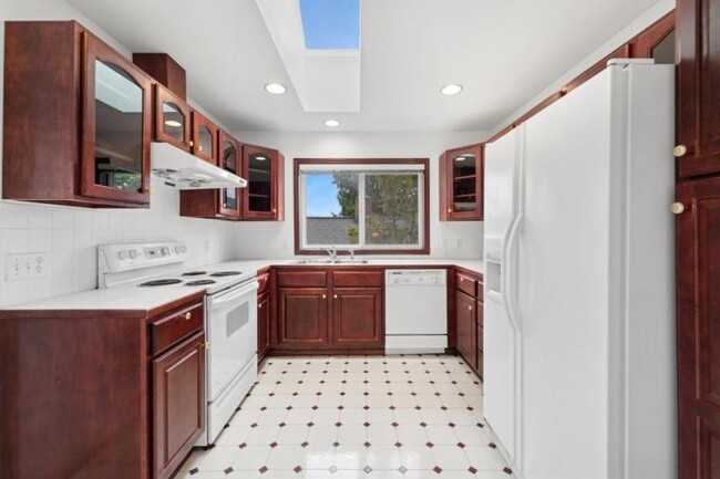 Building Photo - 3 bedroom in Seattle WA 98144