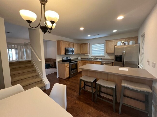 Building Photo - 2 Bedroom 2.5 Bath Furnished Townhome in Beresford Commons