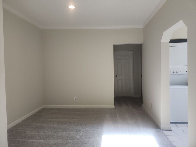 Foto del edificio - Spacious Condo Close to King St Metro/Old ...