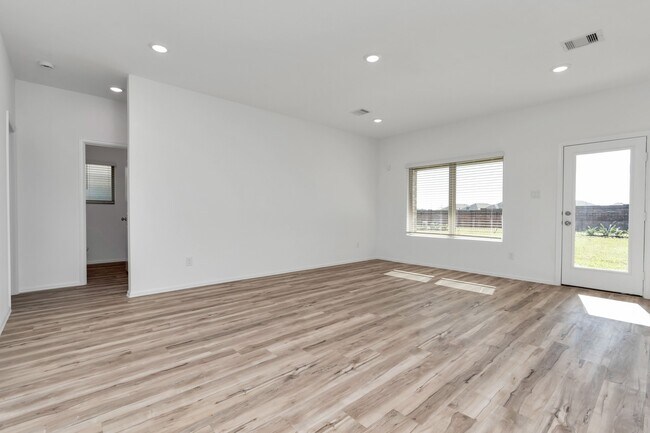 Foto del edificio - 2932 Cordova Hl Dr