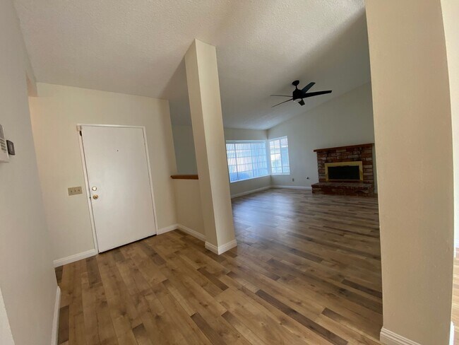 Building Photo - Freshly Renovated 3 Bedroom Home