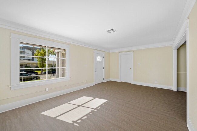 Building Photo - 525 W Wilson Ave