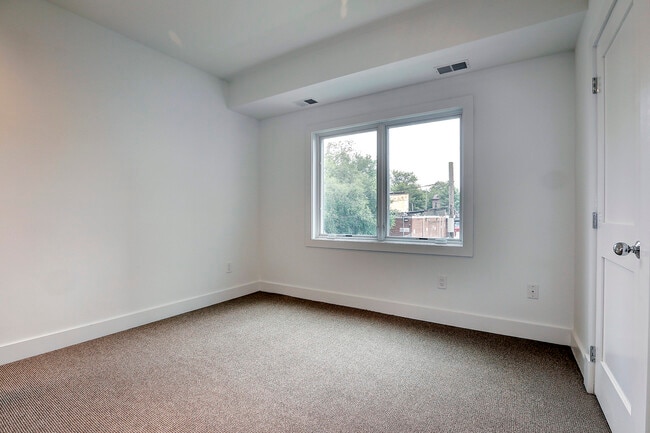 Building Photo - 715 Kenyon St NW