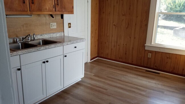 Foto del edificio - 5 Bedroom 1 Bath Available to Rent for $95...