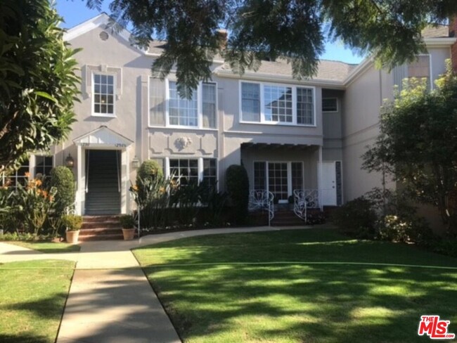 Foto del edificio - 1308 Warnall Ave
