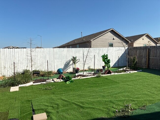 Foto del edificio - Move In Within 30 Days — Only $1,375! Limited-Time Offer