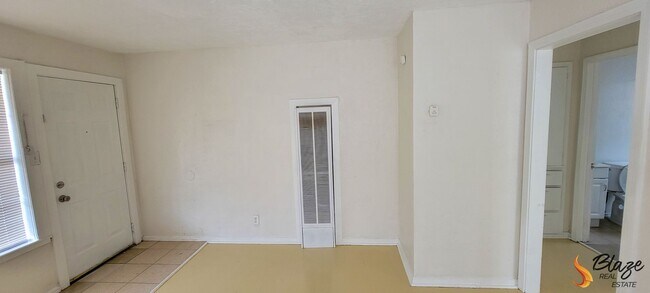 Building Photo - 1000 N Lake