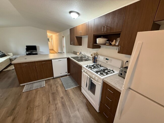 Foto del edificio - 3 Bedroom 1 Bath Fully Updated Home in Cli...
