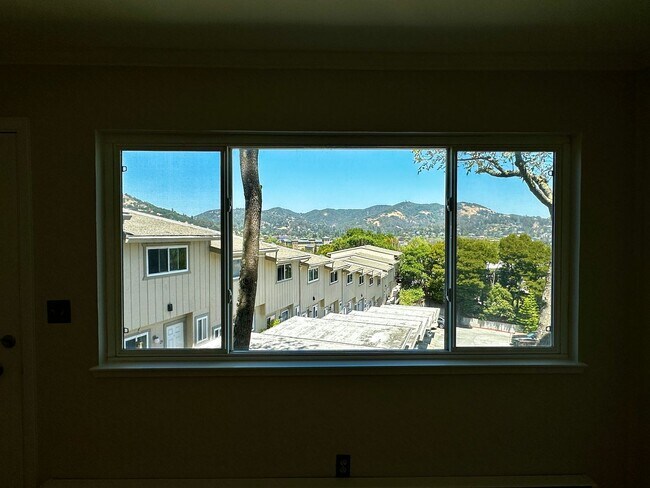 Building Photo - Updated 2BR/1.5BA Townhome Near Downtown S...