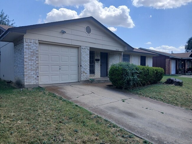 Building Photo - 3 Bedrooms, 1.5 Bathrooms, 1 Car Garage Ne...