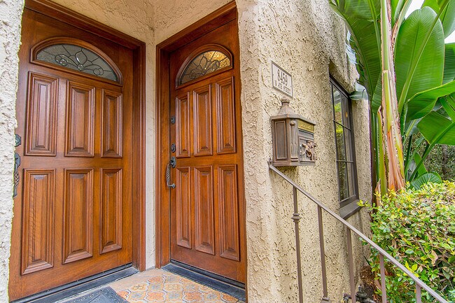 Puerta principal - 8459 W 4th St