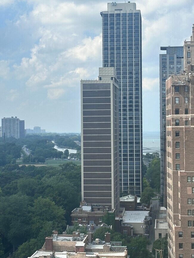 Foto del edificio - 1360 N Lake Shore Dr