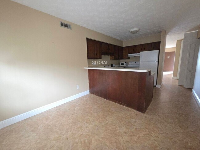 Foto del edificio - Lakefront First-Floor Condo in Camelot by ...
