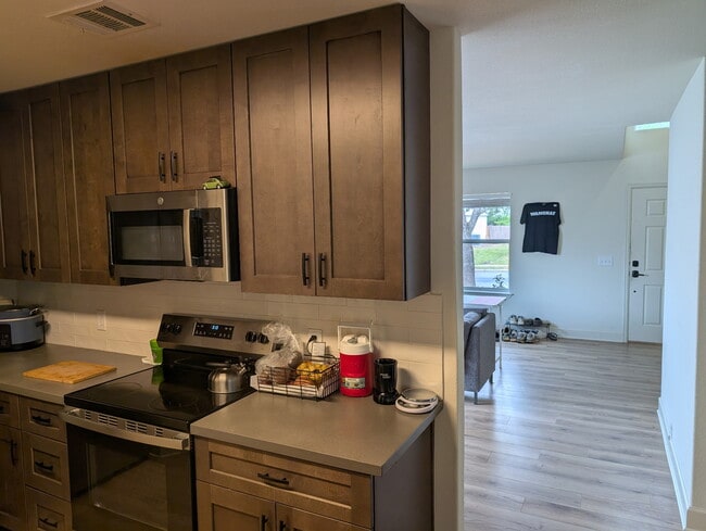 Foto del edificio - 1306 Sunflower Ln