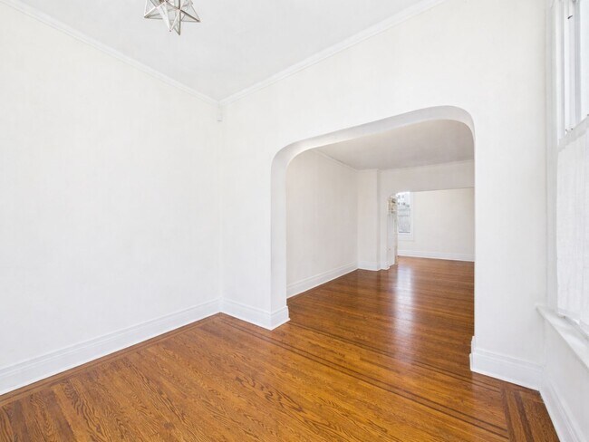 Foto del edificio - GORGEOUS 4 BEDROOM UNIVERSITY CITY/SPRUCE HILL TOWNHOUSE WITH GARAGE + EXTRA PARKING SPOT