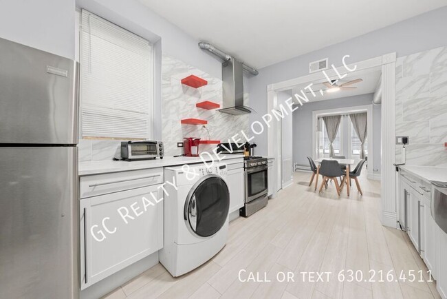 Building Photo - 2307 S Leavitt St