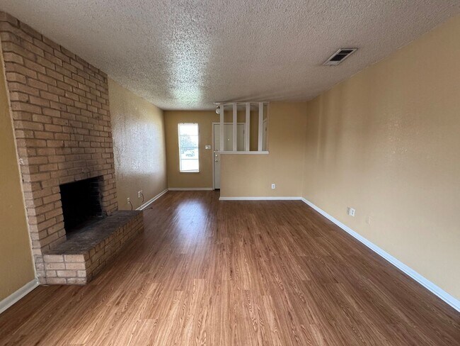 Foto del edificio - 2208 Hunt Dr