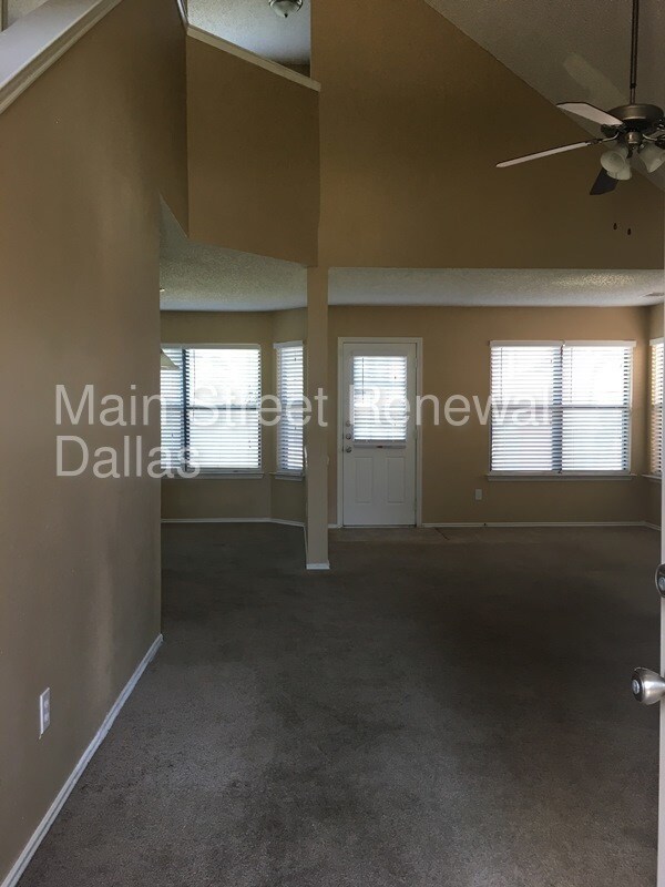 Building Photo - 829 Ashmount Ln