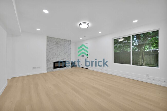 Foto del edificio - Charming 2-Bed Gem with Spacious 1500 sq ft Layout in Seattle's Vibrant Neighborhood!