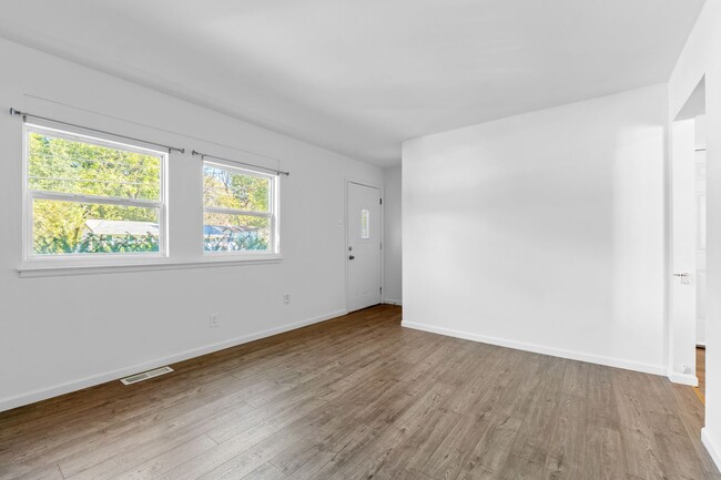 Building Photo - Affordable 3 bed 1 bath home with off-stre...