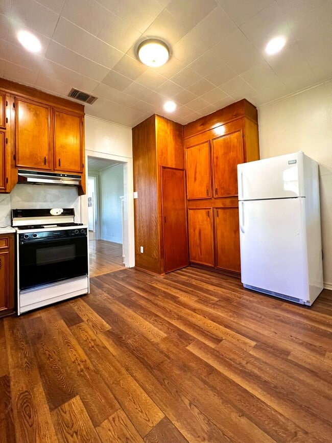 Building Photo - Charming 1940s Bungalow