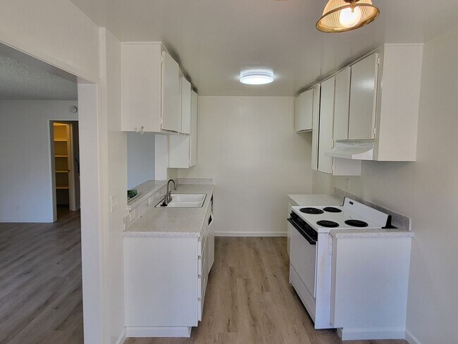 Foto del edificio - Belmont Shore- rent reduction-condo 4 bloc...