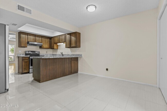 Foto del edificio - 1725 N Miller Rd