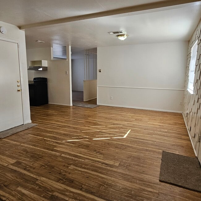 Building Photo - 534 Holly Ln