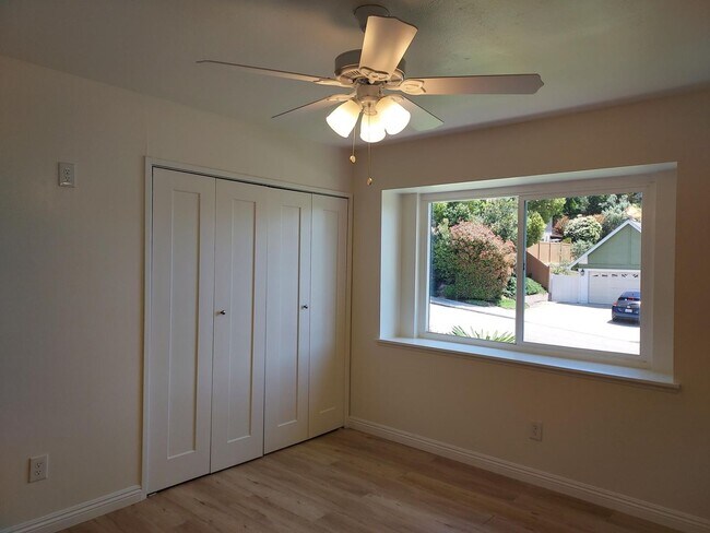 Foto del edificio - 3bd/2 bath washer/dryer hook ups/Large  pr...