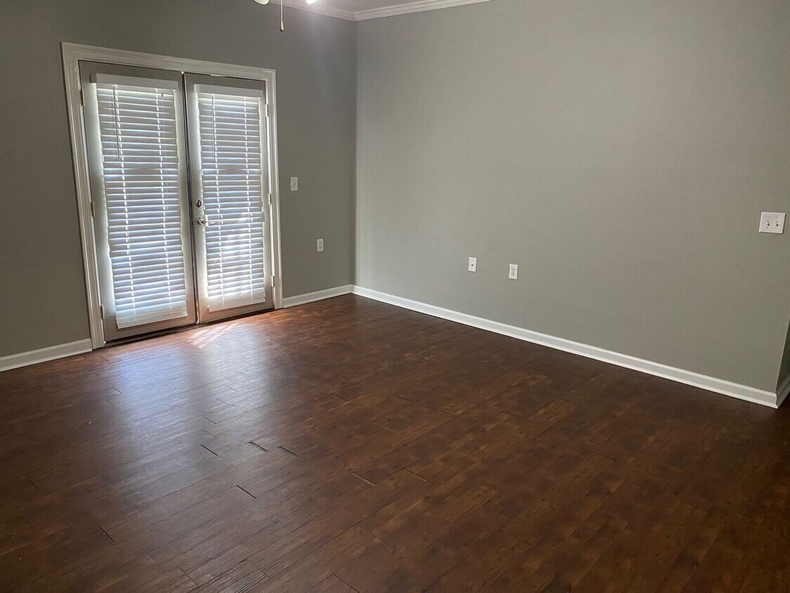 Foto principal - BOTTOM FLOOR CONDO!