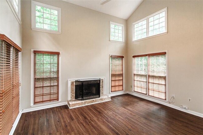 Building Photo - 1697 Paddlewheel Dr NE