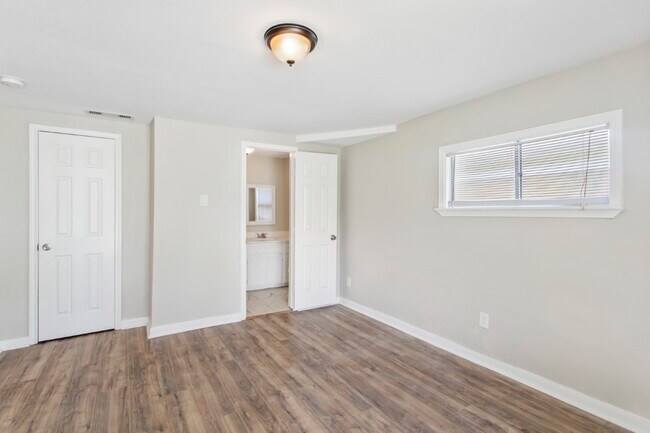 Building Photo - 208 1st St