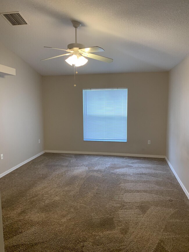 Foto del edificio - 1251 Creekview Ct