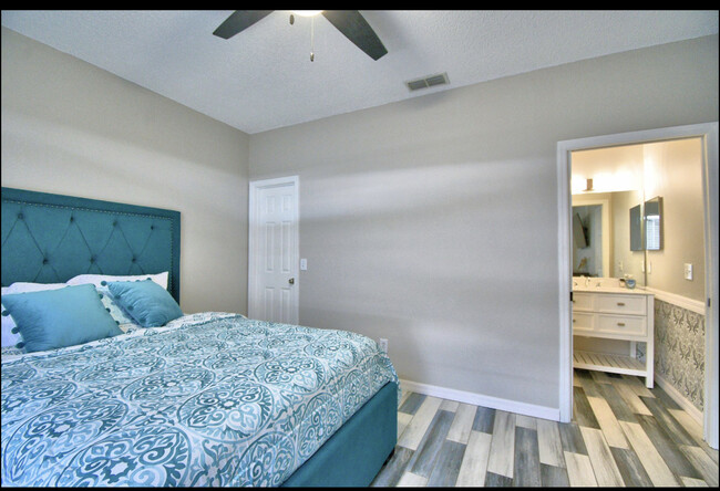 Master Queen Bed with Full Bathroom walk-in closet - 819 Knollwood Dr