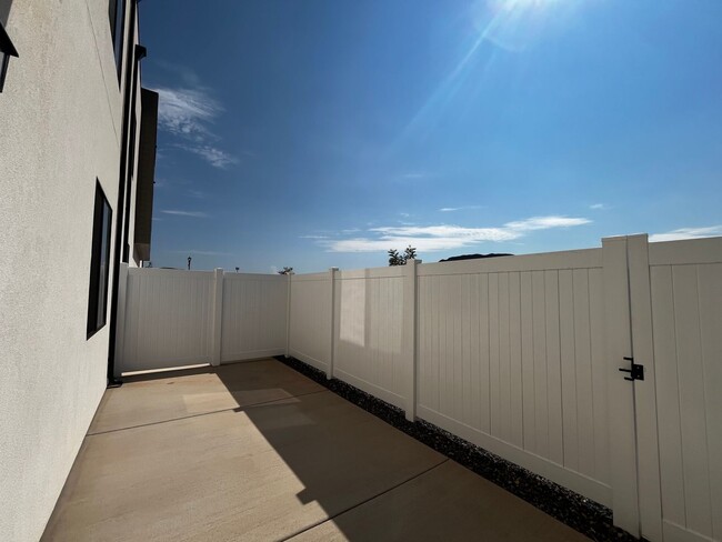 Foto del edificio - BRAND NEW TOWNHOME FOR RENT