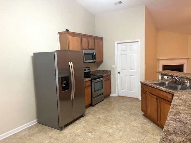 Foto del edificio - Beautiful, Spacious Three Bedroom, Two Bat...