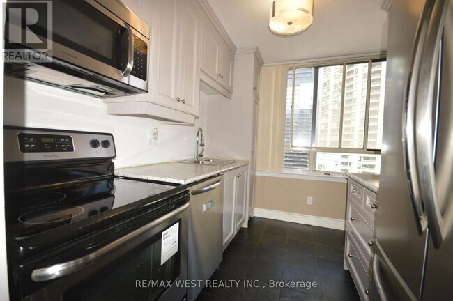 Building Photo - 633 Bay St.