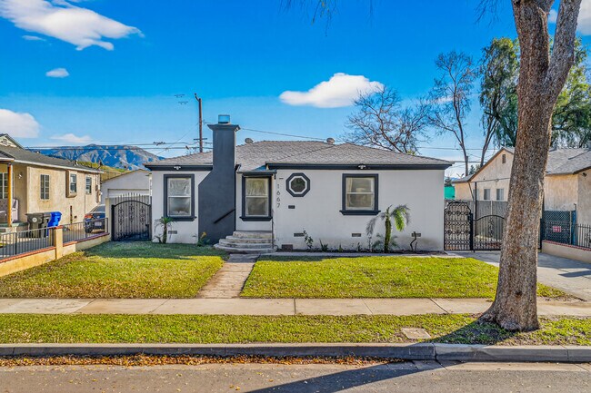 Building Photo - 1667 Valencia Ave